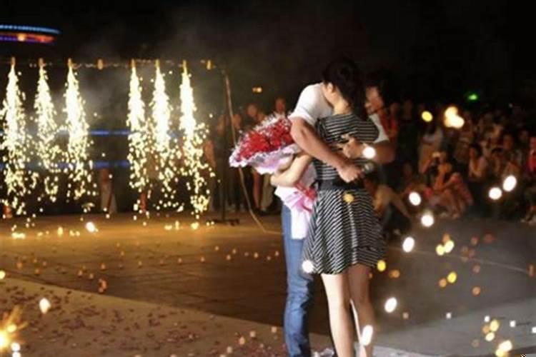 求婚在订婚前多久