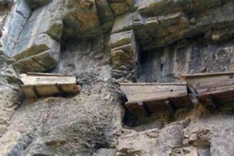 梦见在悬崖上有悬棺