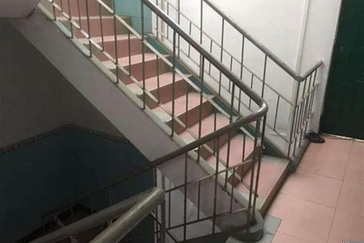 楼梯应在房子什么位置