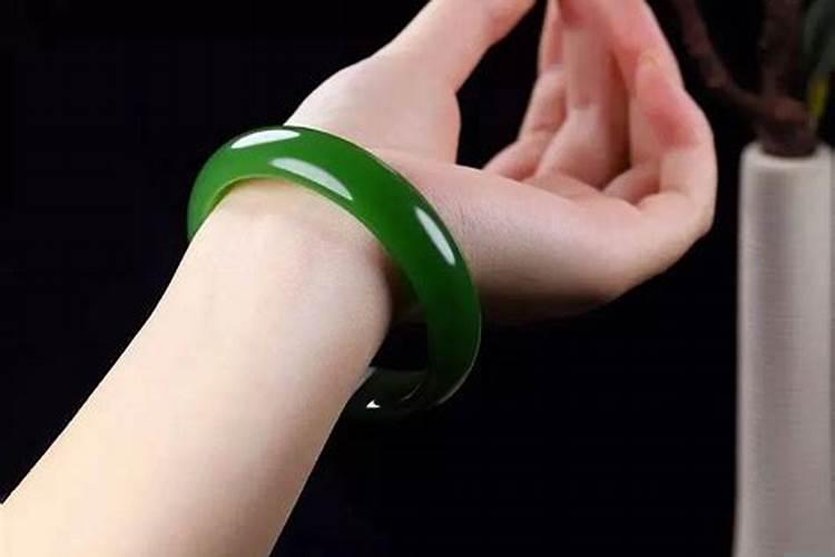 翡翠手镯带手上有变化吗