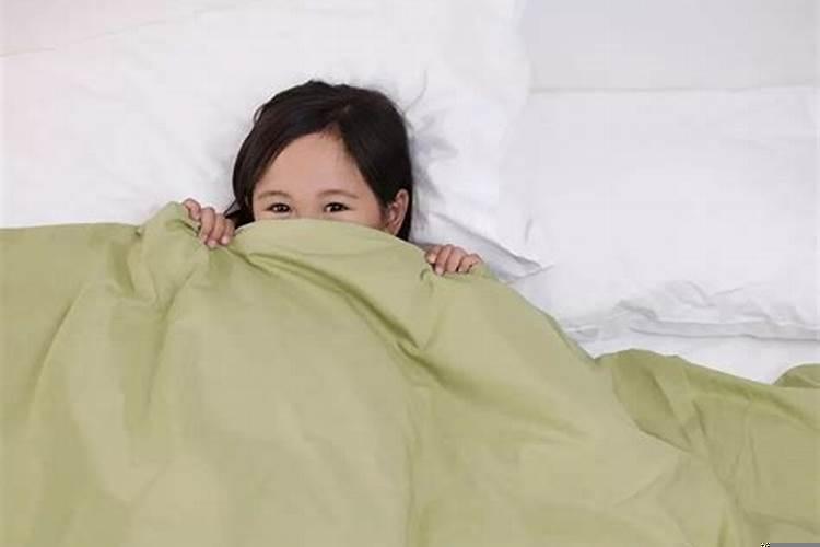 梦见盖着被子在雨中睡觉