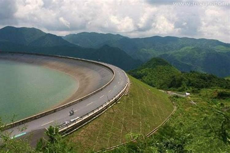 梦见水库水涨起来