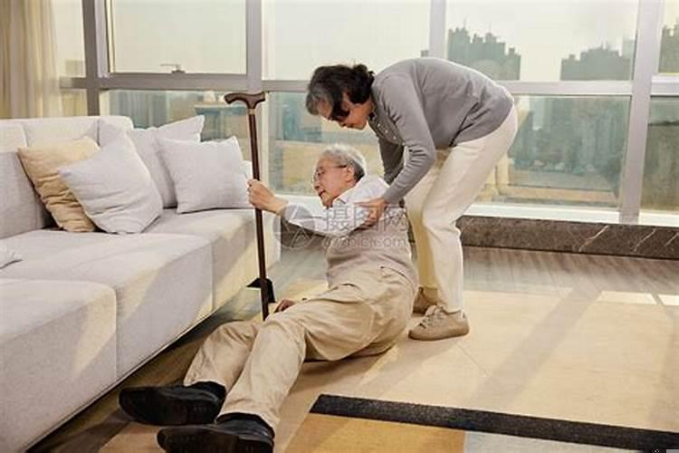 梦见奶奶摔跤严重