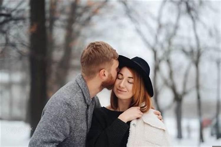 梦见老公和别的女人抱在一起拍照片