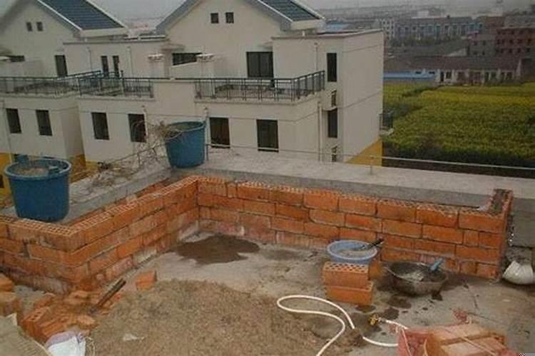 邻居家的化粪池正对我家大门