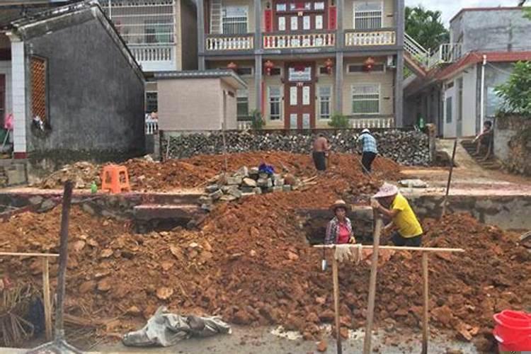 邻居家的化粪池正对我家大门