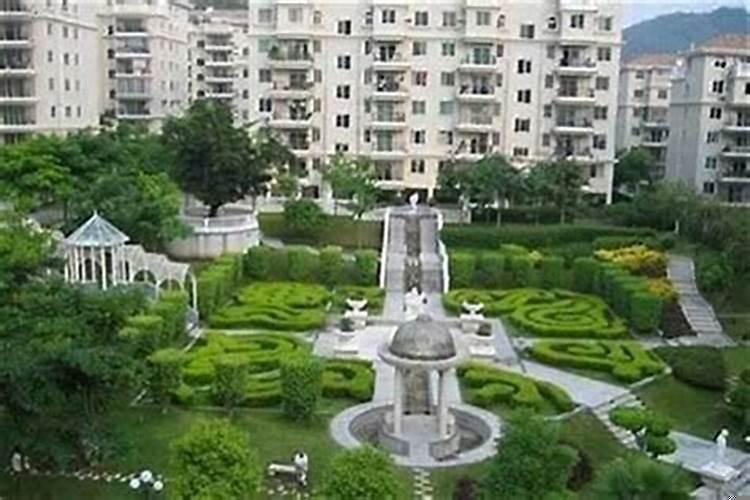 小区大门前有条河