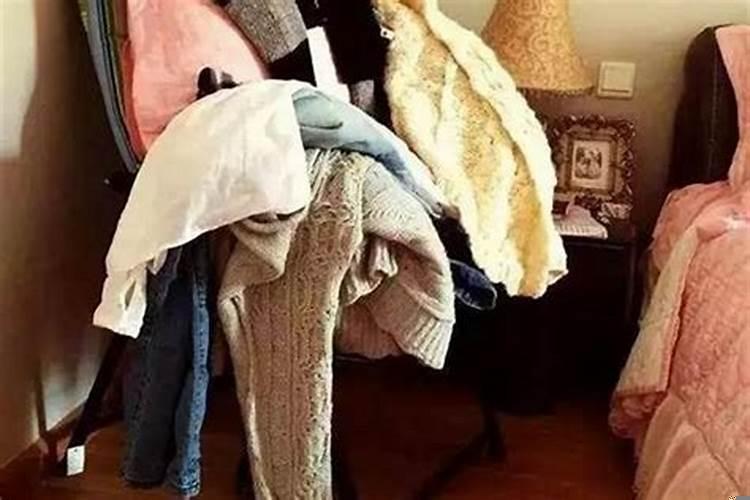 床头下放钱招财吗