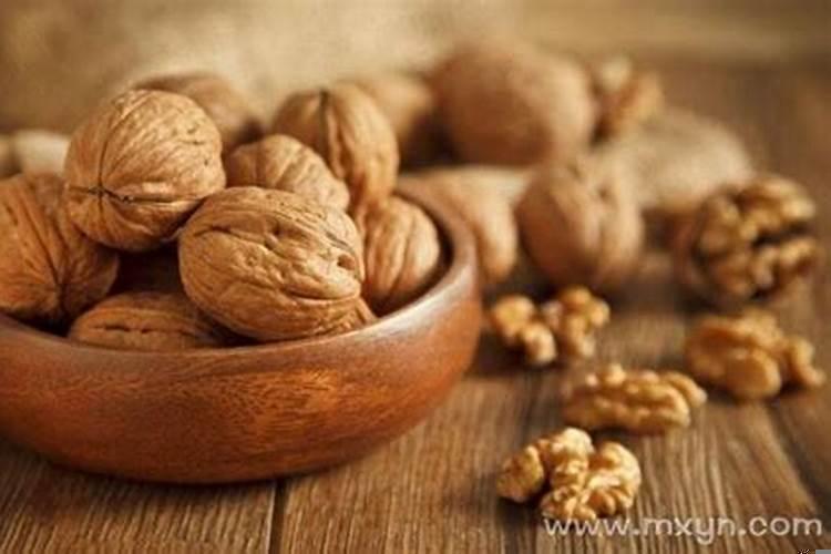 梦到自己捡核桃预示着什么