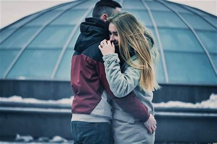 梦见有人抱我用她的肚子压我腰