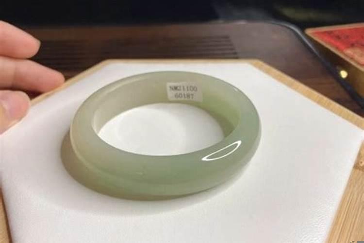 佘太翠手镯会越戴越亮吗