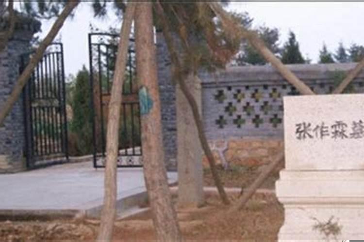 父亲下葬女儿能去墓地吗