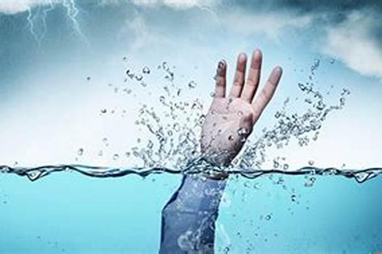 梦见掉水里又爬起来了是什么意思