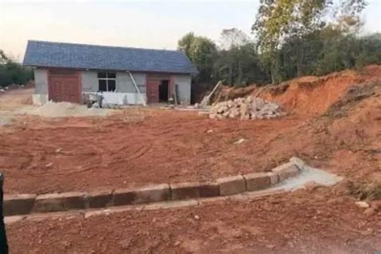 在耕地里埋坟违反土地法