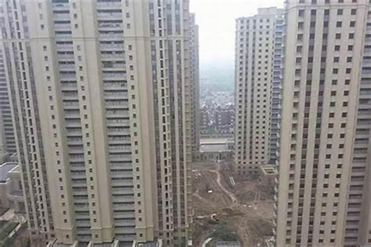 两栋楼缝隙后面还有楼是天斩煞吗