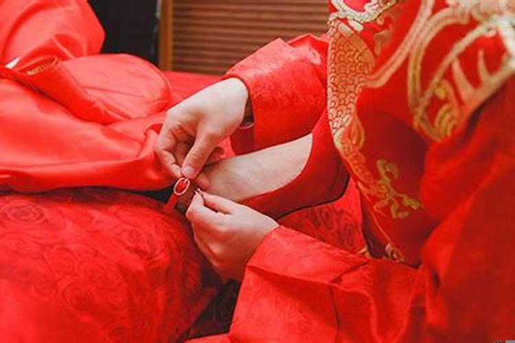 梦见自己结婚穿红袜子何解