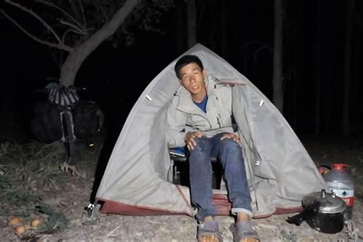 陌生人在一个房间里