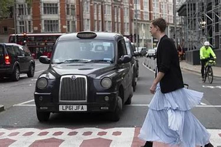 男人梦见自己穿裙子却感觉很正常