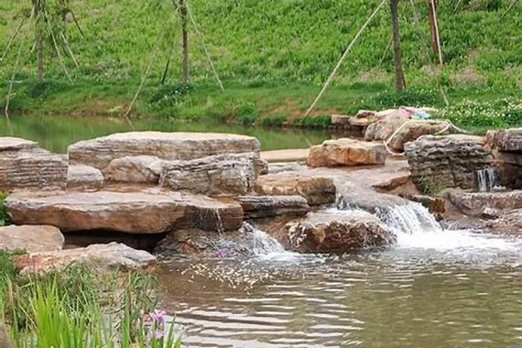 房子背靠山前有条河风水好吗