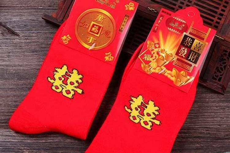 梦见自己结婚穿红袜子何解