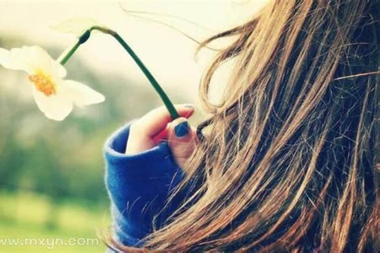 梦见暗恋的人和自己很亲密