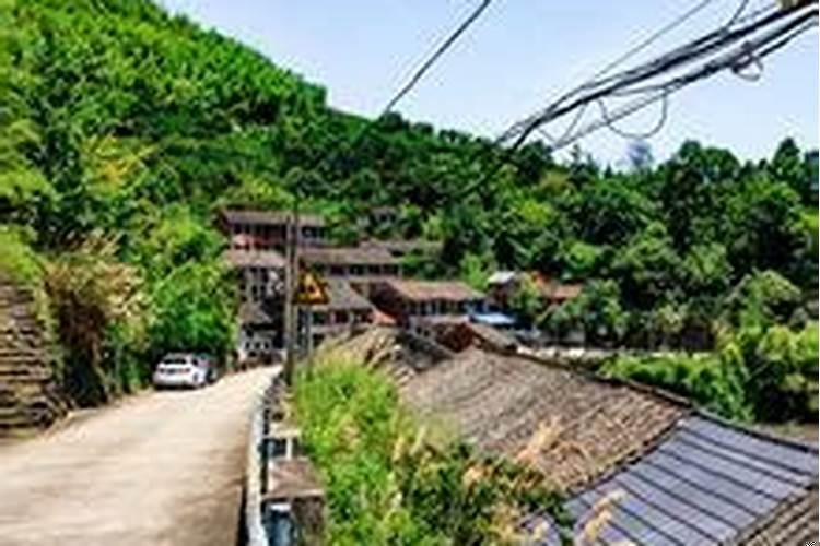 房子背靠山前有条河风水好吗