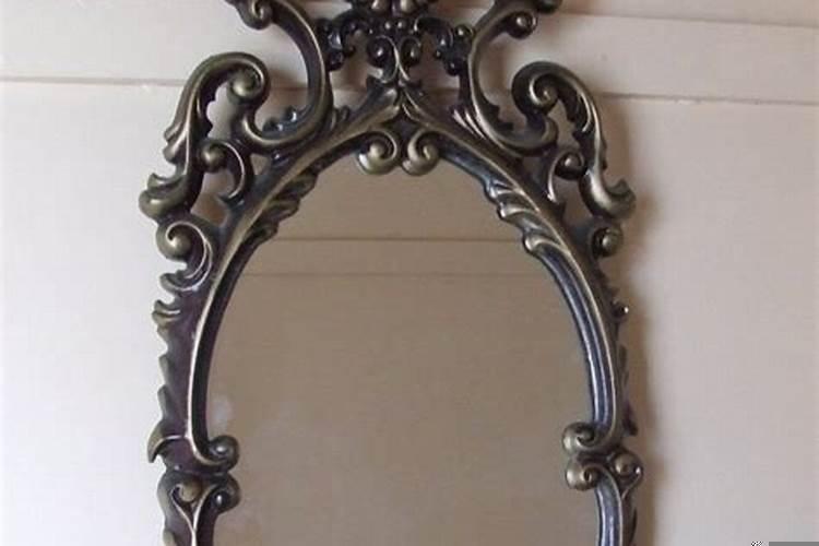 手拿金元宝的财神是