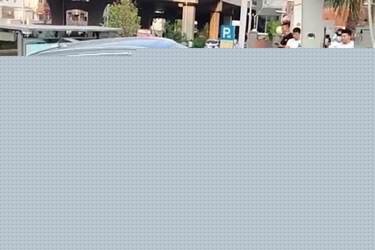 梦见自己把车开到别人家门口