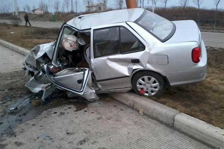 遭遇车祸的八字