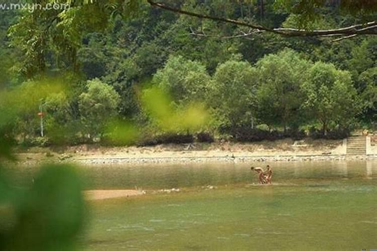 梦见自己在河水里游泳是什么意思啊