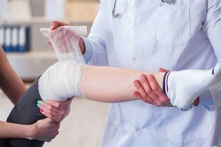 梦见腿骨折做手术