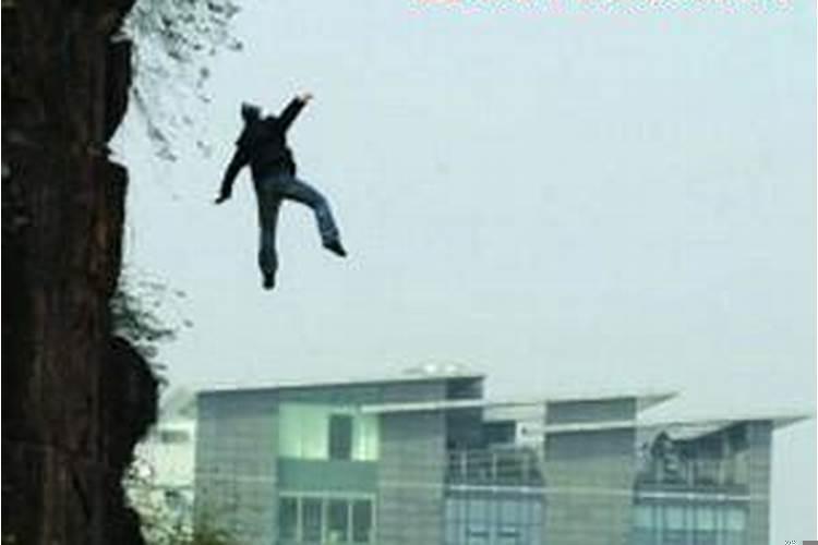 梦见涨大洪水自己逃生把别人冲走了