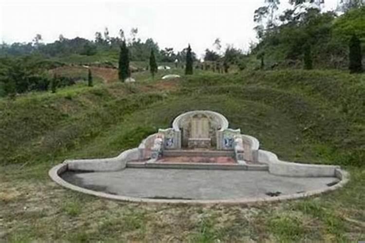 梦见坟墓前修路