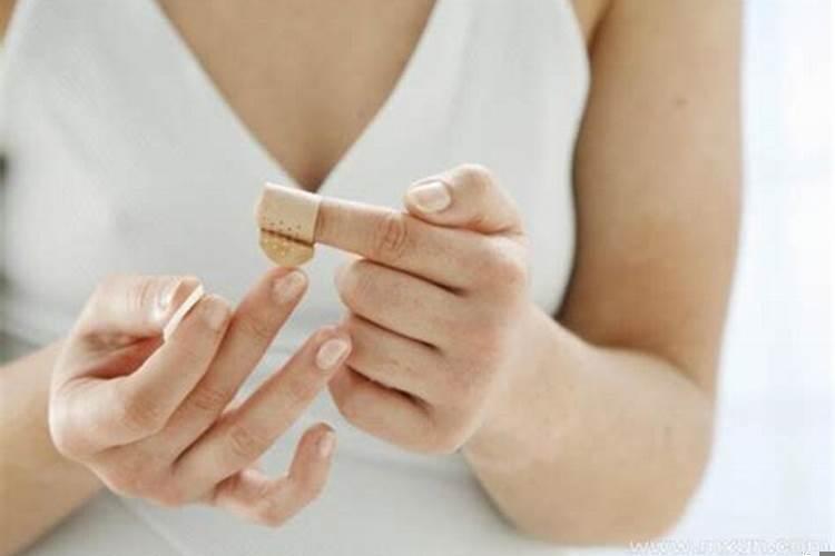 女人梦见自己右脚受伤预示什么预兆