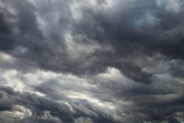 梦到黑云密布滚滚而来打雷闪电