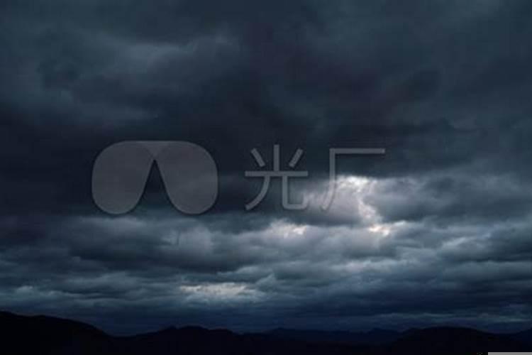 梦到黑云密布滚滚而来打雷闪电