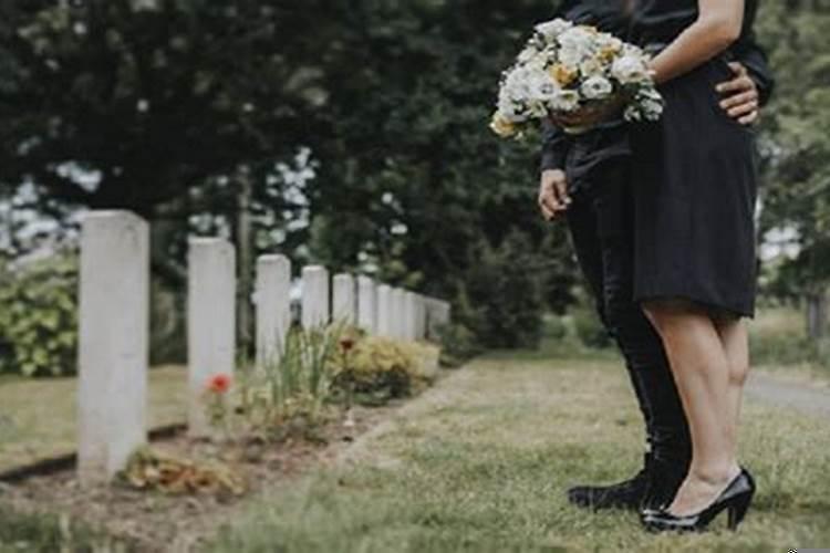 女人梦见办丧事和棺材和屎