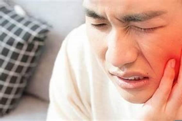 梦见自己牙齿碎了好几颗