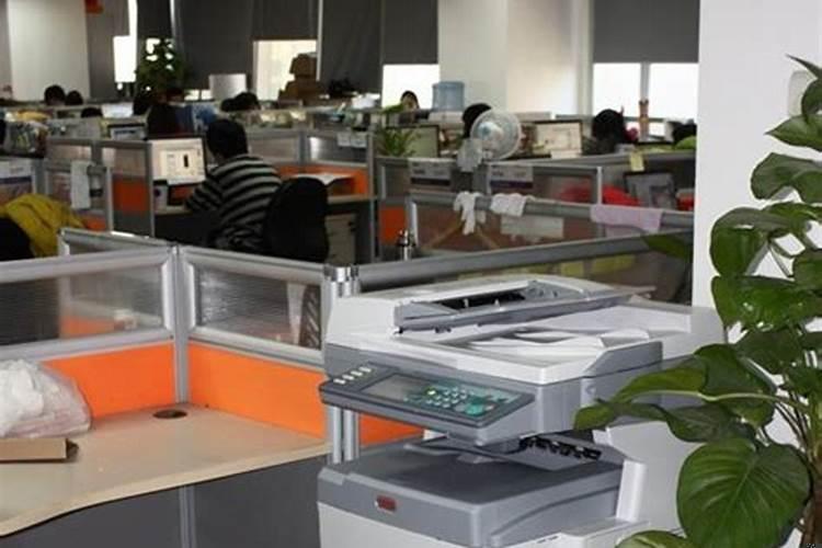 女性办公桌上摆放风水招财