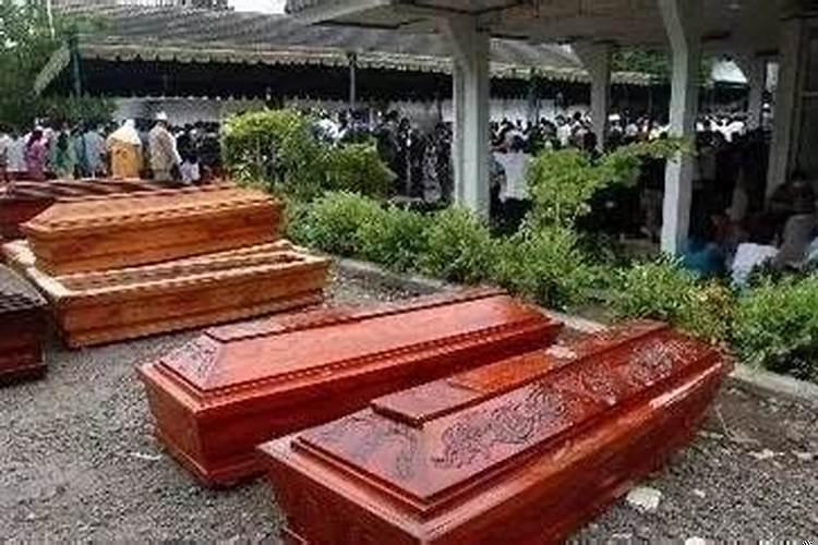 梦见人死了往棺材里入殓