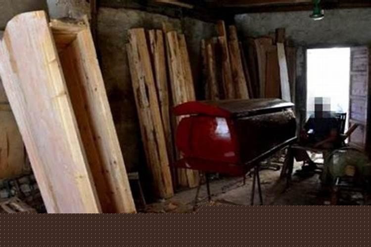 梦见人死了往棺材里入殓