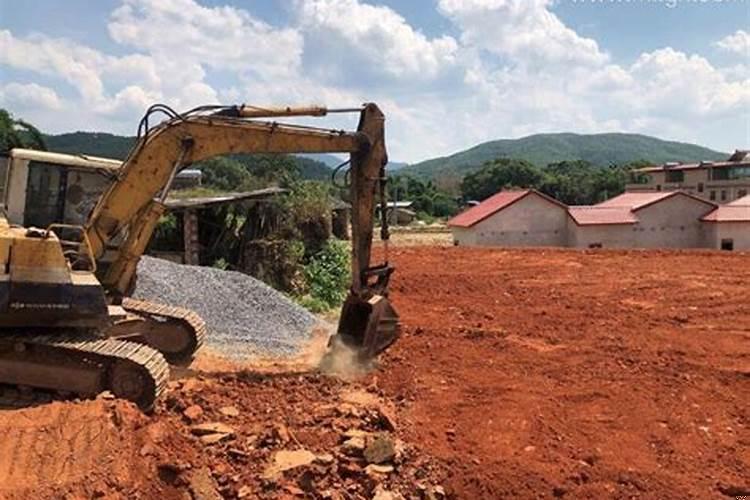 梦见在大田地里建房子,又拆了房子