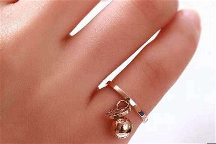 尾戒戴哪只手防小人