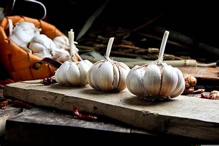 梦见自己在剥蒜是什么预兆