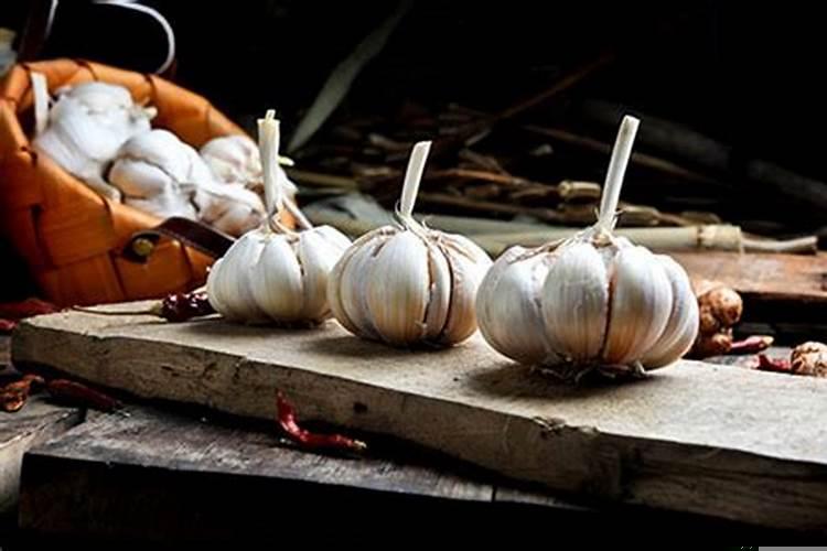 梦见自己在剥蒜是什么预兆