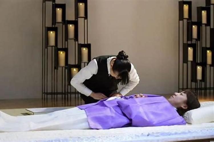 梦见人死了往棺材里入殓