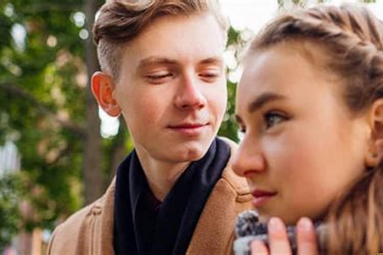 梦见陌生男人对我有爱慕之情还说我飘