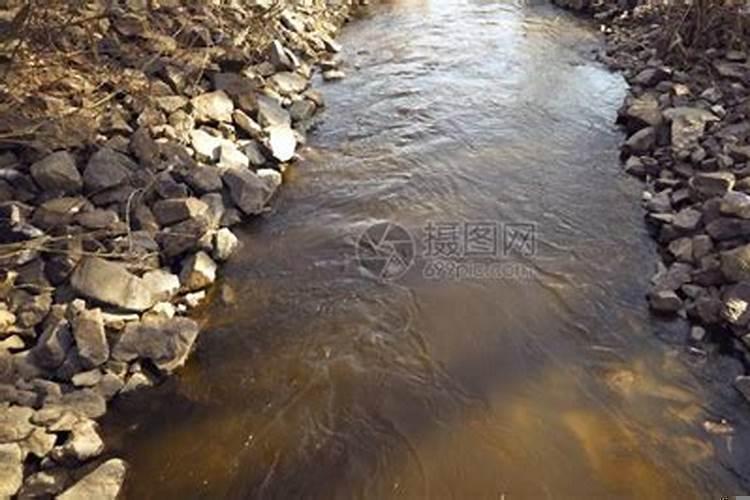 做梦梦见坟地墓碑倒在水中了