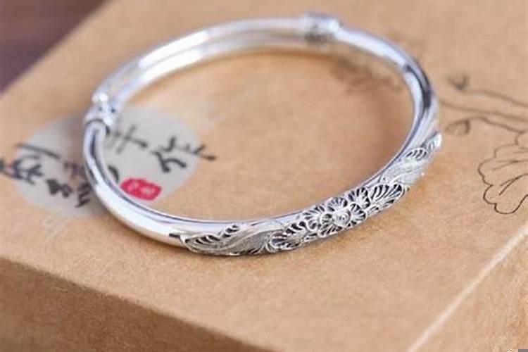 戴银手镯是左手好还是右手