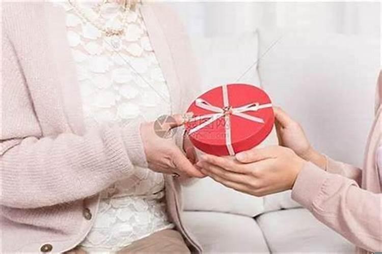 妈妈本命年女儿送什么礼物好